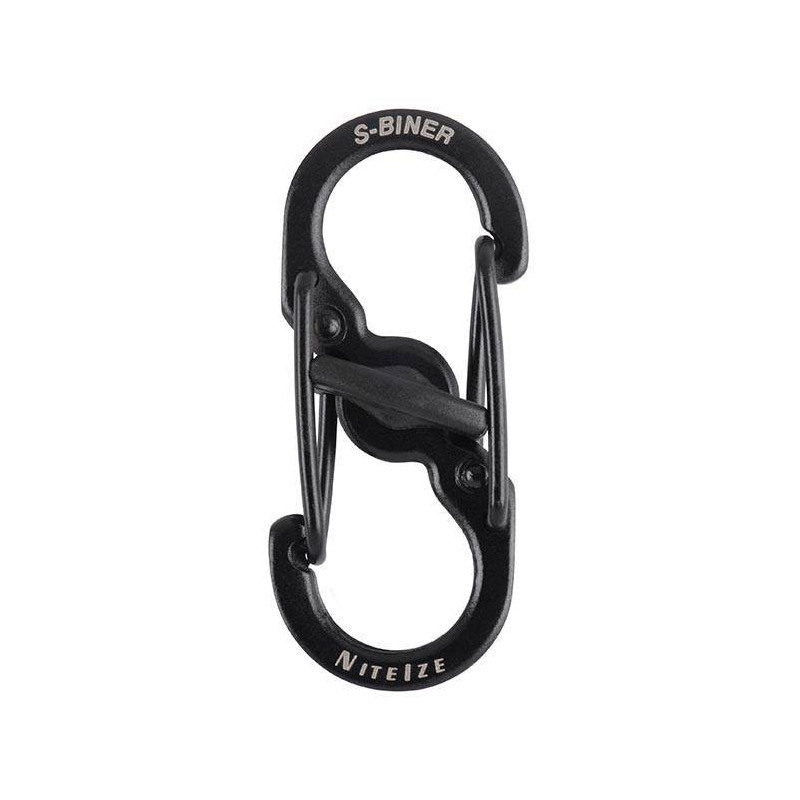 A picture of Der Sicherheitskarabiner S-Biner MicroLock von Nite Ize aus den USA ist ein kompakter Doppelkarabiner der sich ideal zur sicheren Befestigung von Tiermarken eignet. Dank der patentierten MicroLock-Technologie lassen sich beide Riegel durch einen einfachen Drehmechanismus verschließen, wodurch ein unbeabsichtigtes Öffnen verhindert wird. Mit seinem leichten, aber robusten Design sorgt er für maximale Sicherheit und Langlebigkeit bei euren Abenteuern!
