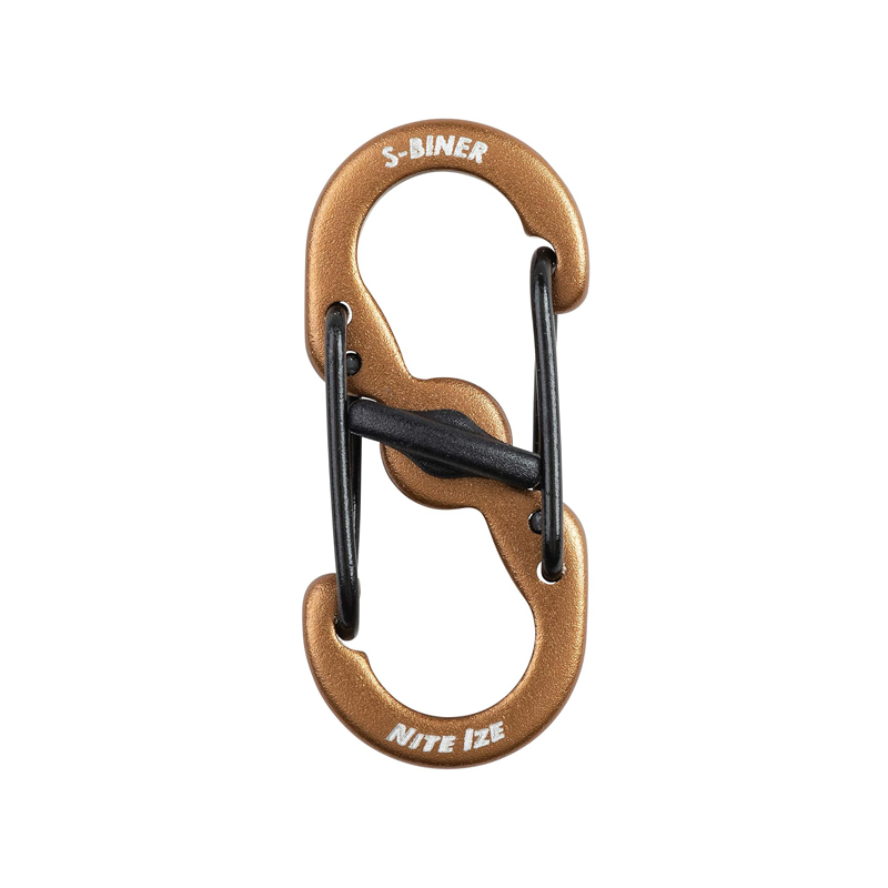 A picture of Der Sicherheitskarabiner S-Biner MicroLock von Nite Ize aus den USA ist ein kompakter Doppelkarabiner der sich ideal zur sicheren Befestigung von Tiermarken eignet. Dank der patentierten MicroLock-Technologie lassen sich beide Riegel durch einen einfachen Drehmechanismus verschließen, wodurch ein unbeabsichtigtes Öffnen verhindert wird. Mit seinem leichten, aber robusten Design sorgt er für maximale Sicherheit und Langlebigkeit bei euren Abenteuern!