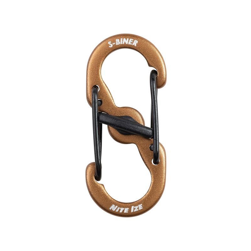 A picture of Der Sicherheitskarabiner S-Biner MicroLock von Nite Ize aus den USA ist ein kompakter Doppelkarabiner der sich ideal zur sicheren Befestigung von Tiermarken eignet. Dank der patentierten MicroLock-Technologie lassen sich beide Riegel durch einen einfachen Drehmechanismus verschließen, wodurch ein unbeabsichtigtes Öffnen verhindert wird. Mit seinem leichten, aber robusten Design sorgt er für maximale Sicherheit und Langlebigkeit bei euren Abenteuern!