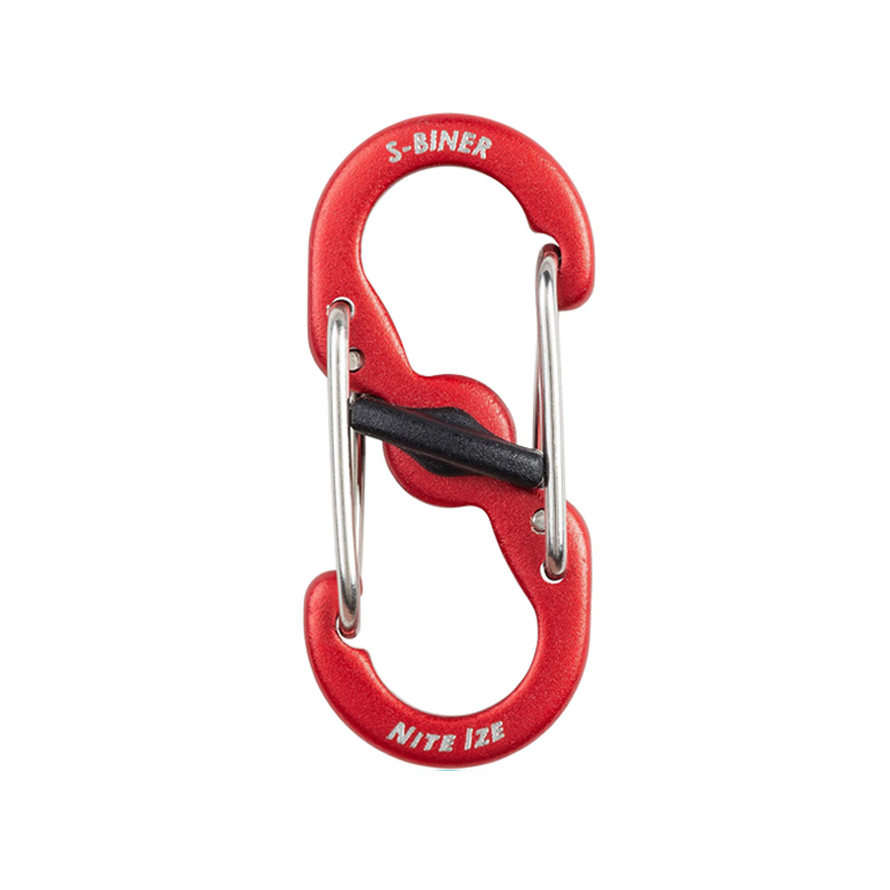 A picture of Der Sicherheitskarabiner S-Biner MicroLock von Nite Ize aus den USA ist ein kompakter Doppelkarabiner der sich ideal zur sicheren Befestigung von Tiermarken eignet. Dank der patentierten MicroLock-Technologie lassen sich beide Riegel durch einen einfachen Drehmechanismus verschließen, wodurch ein unbeabsichtigtes Öffnen verhindert wird. Mit seinem leichten, aber robusten Design sorgt er für maximale Sicherheit und Langlebigkeit bei euren Abenteuern!