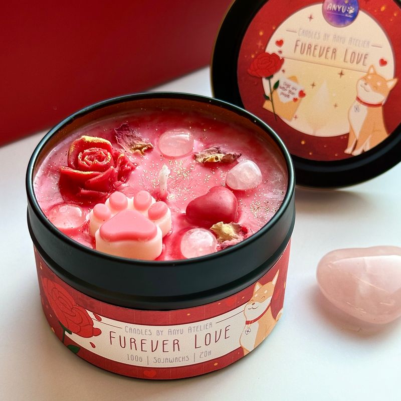 A picture of <p>Fellliebe für immer - unsere Kerze zum Valentinstag 2026. Die Kerze hat einen Rosenduft und ist verziert mit echtem Rosenquarz, Rosenblüten und weiteren Elementen passend zum Thema Liebe.</p><p>Die Kerze hat ein Wachsgewicht von 100g und eine ungefähre Brenndauer von 20 Stunden.</p>