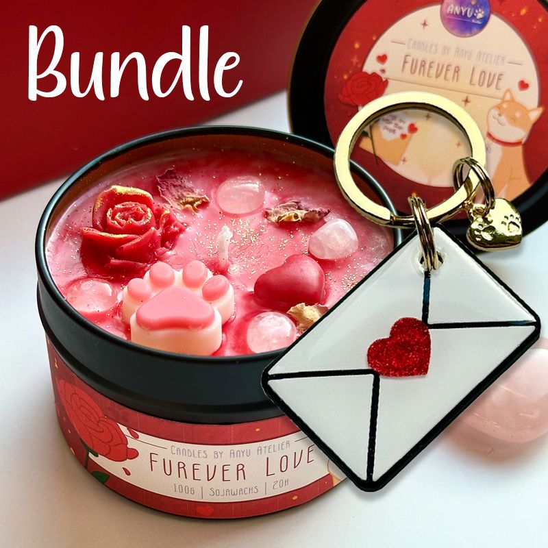 A picture of <p>Das Set zum Valentinstag 2026 für dich und deine Fellnase. Bestehend aus einer Hundemarke in Briefform mit einem roten Herz als Highlight in 3d-Optik sowie einer Kristall-Duftkerze. Die Kerze hat einen Rosenduft und ist verziert mit echtem Rosenquarz, Rosenblüten und weiteren Elementen passend zum Thema Liebe.</p><p>Ein kleiner Marken-Charm kann optional dazu bestellt werden und ist standardmäßig nicht enthalten.</p><p>Die Kerze hat ein Wachsgewicht von 100g und eine ungefähre Brenndauer von 20 Stunden.</p>