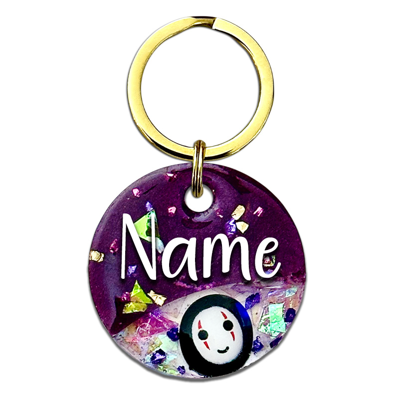 A picture of Die perfekte Marke für alle, die Japan und Anime lieben! Ein stylisches Split-Design aus glänzendem rötlichem lila Perlpigment, einem klaren Bereich mit einer kleinen Figur und funkelnden Highlights aus lila und pinken Glitzersteinen sowie Aurora Flakes.