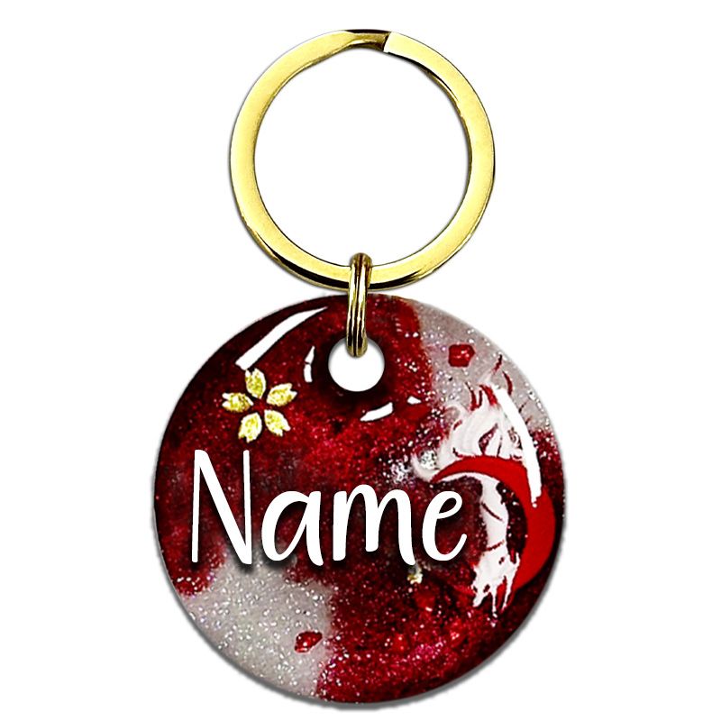 A picture of Die japanische Mythologie ist bekannt für viele Geister und Gottheiten. Inari ist eine japanische Fuchsgottheit des Shintoismus. Vor blutrotem Perlpigment mit weißen, glitzernden Akzenten umspielt der weiße Fuchs auf dieser Marke einen roten Sichelmond. Funkelnde Highlights aus goldenen und roten Glitzersteinen runden das Design ab.