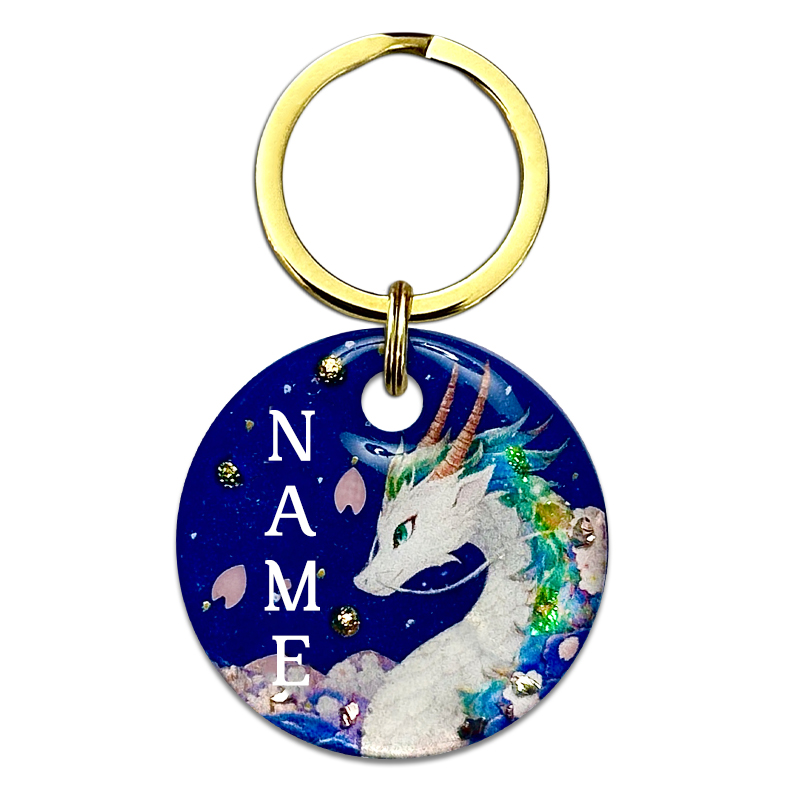 A picture of Suijin – die japanische Wassergottheit. Hier verkörpert in Form eines weißen Drachens mit grüner Mähne, der sich vor einem kräftigen blauen Hintergrund aus Perlpigment erhebt. Glitzernde Steine und schimmernde Aurora Flocken setzen dabei edle Akzente.