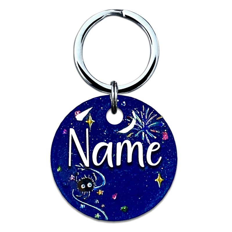 A picture of Susuko – inspiriert von den kleinen Rußgeistern Japans. Auf dunkelblauem Perlpigment mit sanftem Verlauf entfaltet sich ein funkelndes Feuerwerk aus glitzernden Ornamenten. Ein besonderer Blickfang ist der kleine Rußgeist, der sich in den Nachthimmel erhebt. Glitzersteine setzen schimmernde Akzente und vollenden das Design.