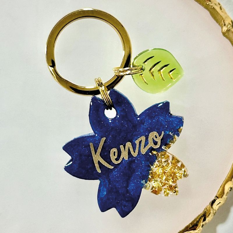 A picture of Wähle aus einer Vielzahl an fertigen Materialien für eure persönliche Hundemarke. Eure Auswahl wird bei der Herstellung der Marke harmonisch kombiniert. Gerne kannst du uns auch im Textfeld beschreiben, wie Farben und Highlights angeordnet sein sollen, falls du eine besondere Vorstellung hast. Für individuelle Designmotive solltest du allerdings eine Hundemarke in der Option „Custom Design“ bestellen.