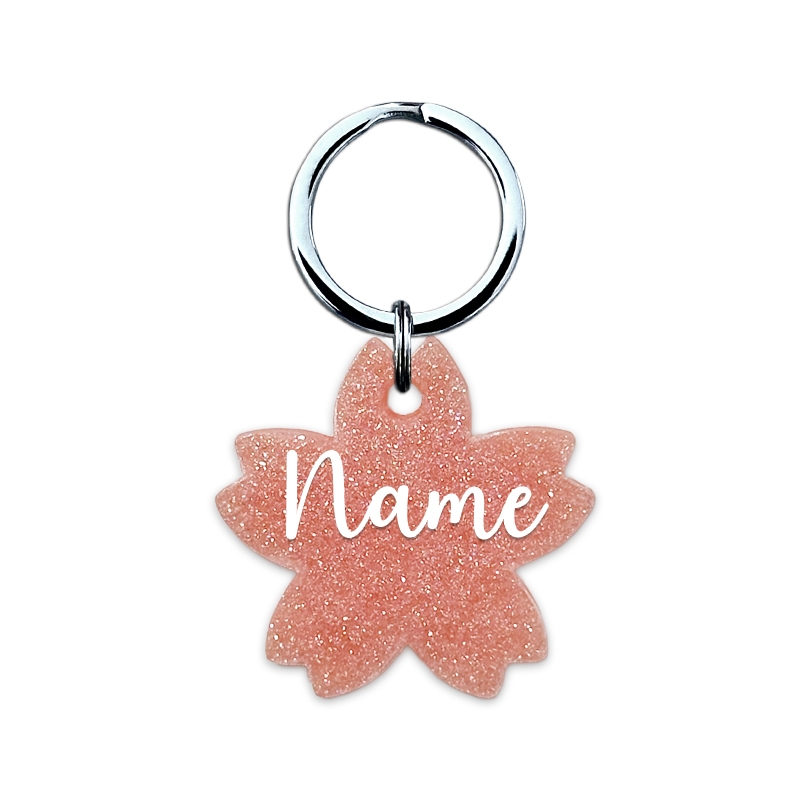 A picture of Klare Farben, ganz ohne Schnickschnack! Wähle bis zu drei Farben aus. Als kleines Highlight kann auf Wunsch eine zarte Kirschblüte in die Marke integriert werden. Ein kleiner Anhänger zum Schluss rundet eure Marke ab. 🌸